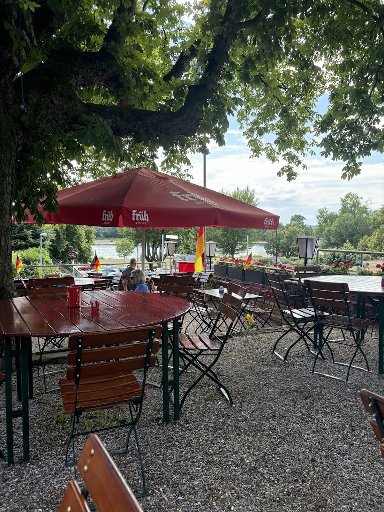 Terrasse vom Restaurant Schlimgen mit Blick auf den Rhein